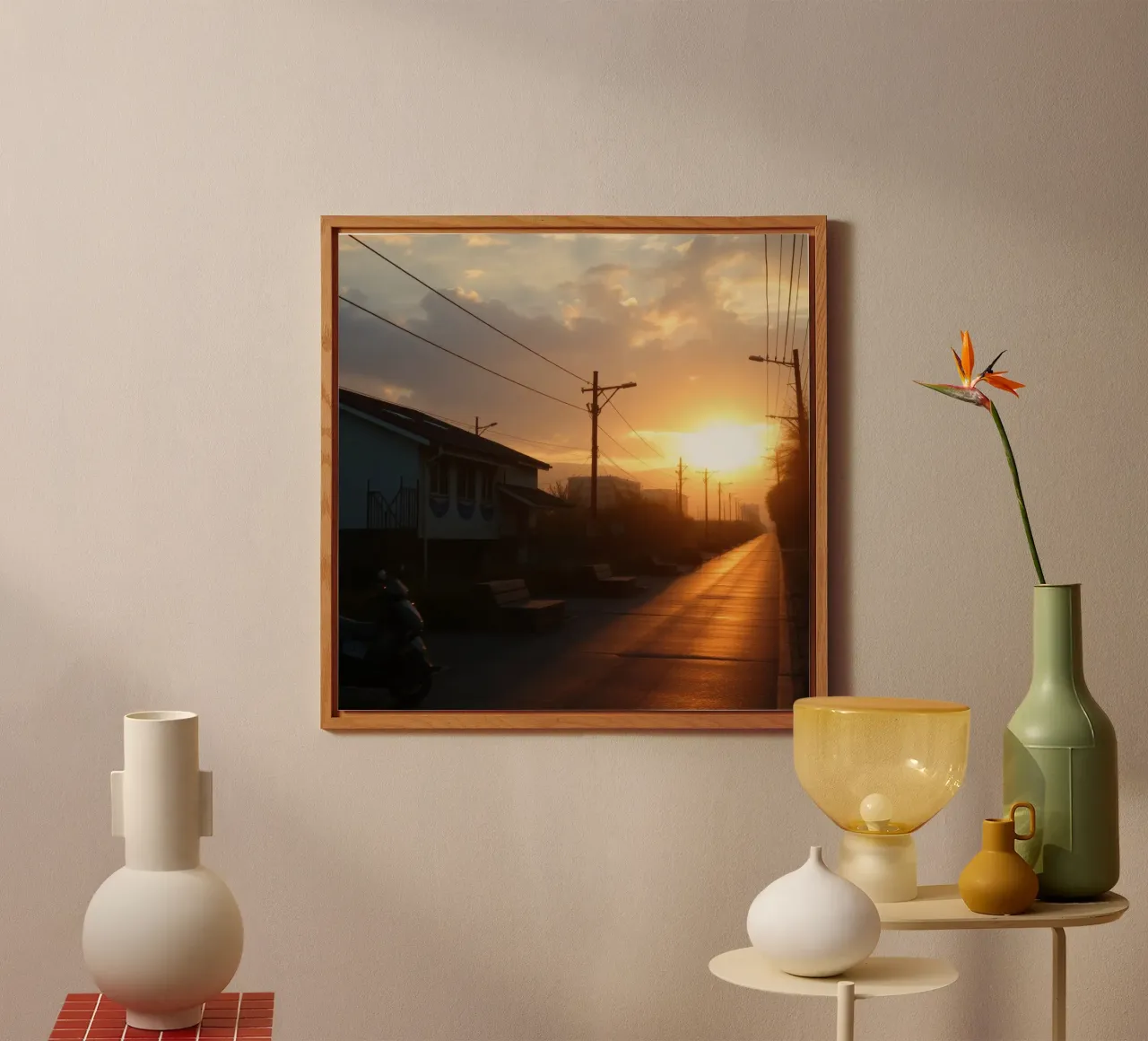 Zonsondergang werpt een gouden gloed over een rustige straat met forex-plaat van DesignDoodle