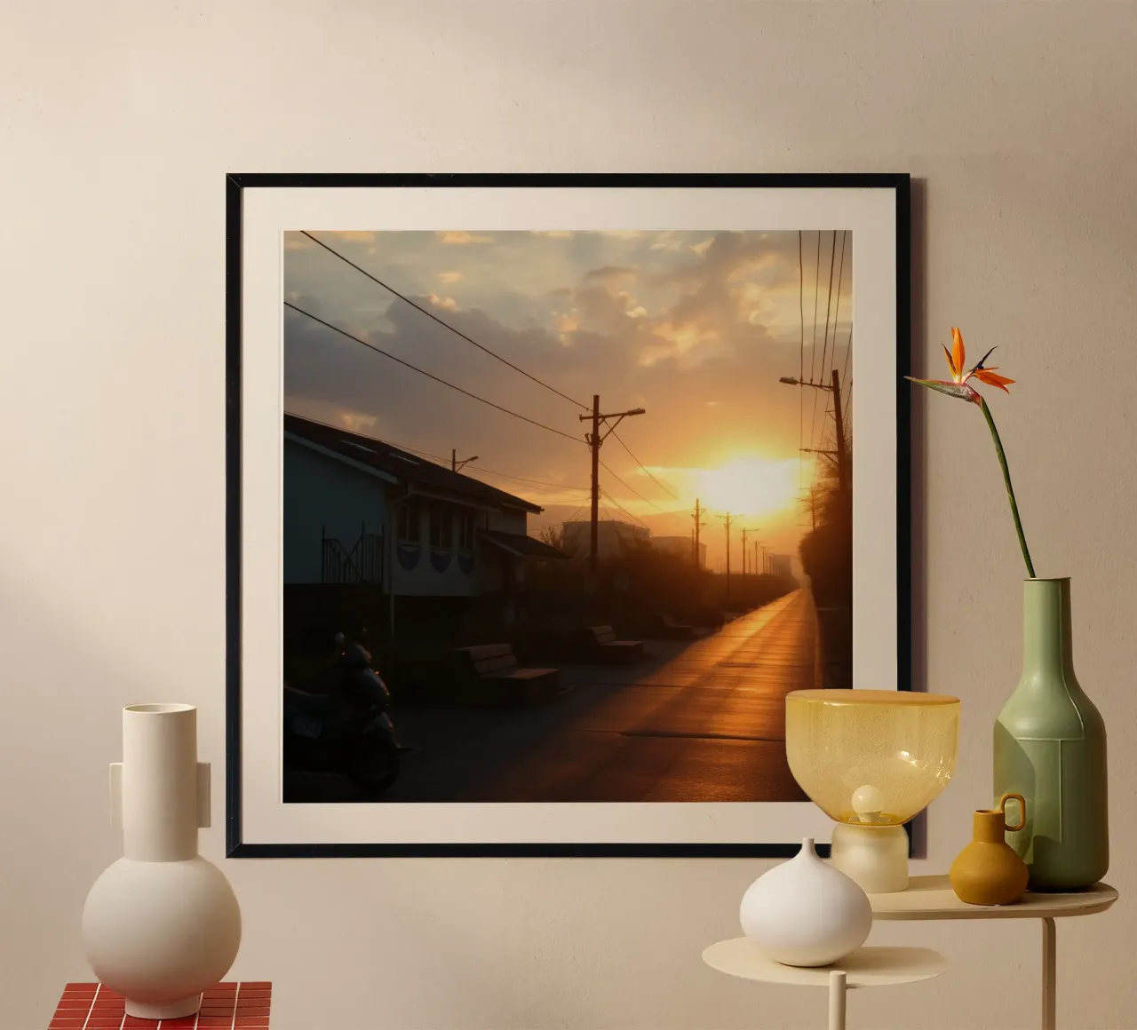Il tramonto proietta un bagliore dorato su una strada tranquilla, costeggiata da un'ampia fascia di traffico. carta hahnemühle da DesignDoodle