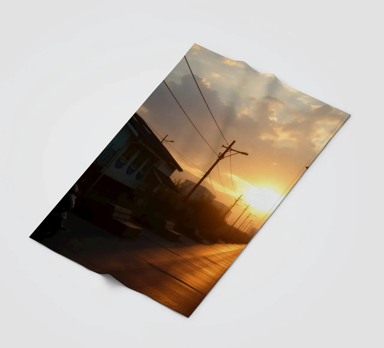 Il tramonto proietta un bagliore dorato su una strada tranquilla, costeggiata da un'ampia fascia di traffico. coperta in pile da DesignDoodle