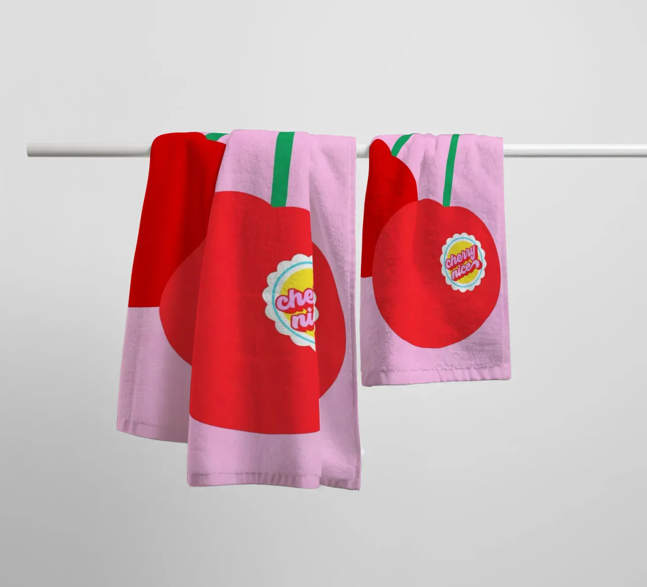 Coppia di ciliegie grandi con etichetta punzonata "Cherry Nice". asciugamano da bagno da Dominique Vari