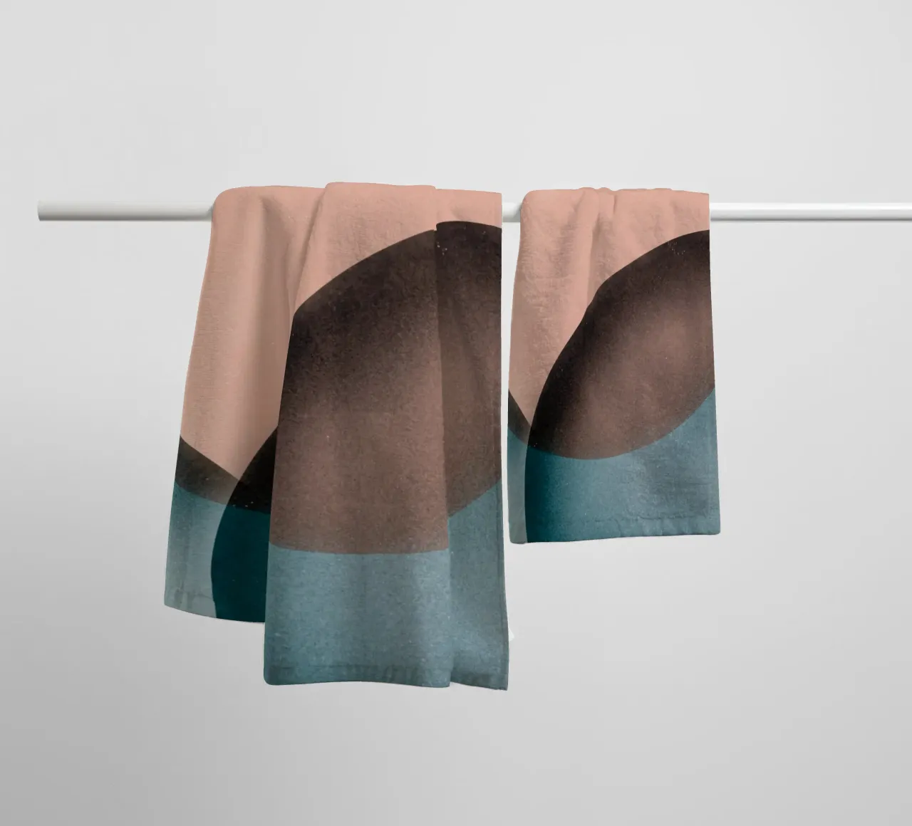 Cerchi sovrapposti rosa asciugamano da bagno da Little Dean