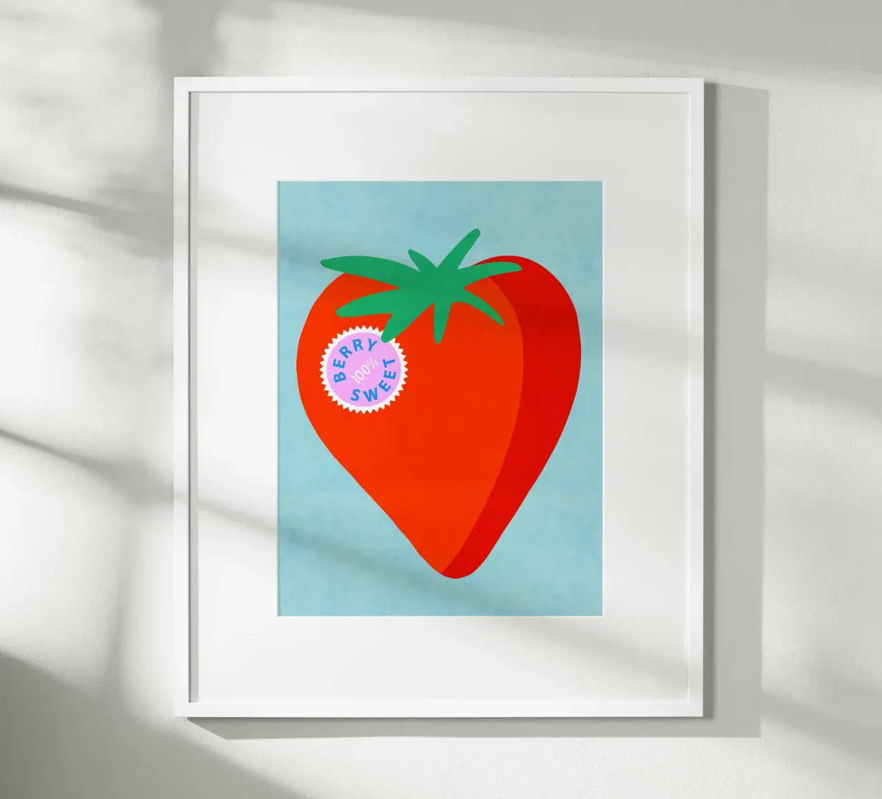 Fragola grande con etichetta punzonata "Berry Sweet". poster con telaio in alluminio da Dominique Vari