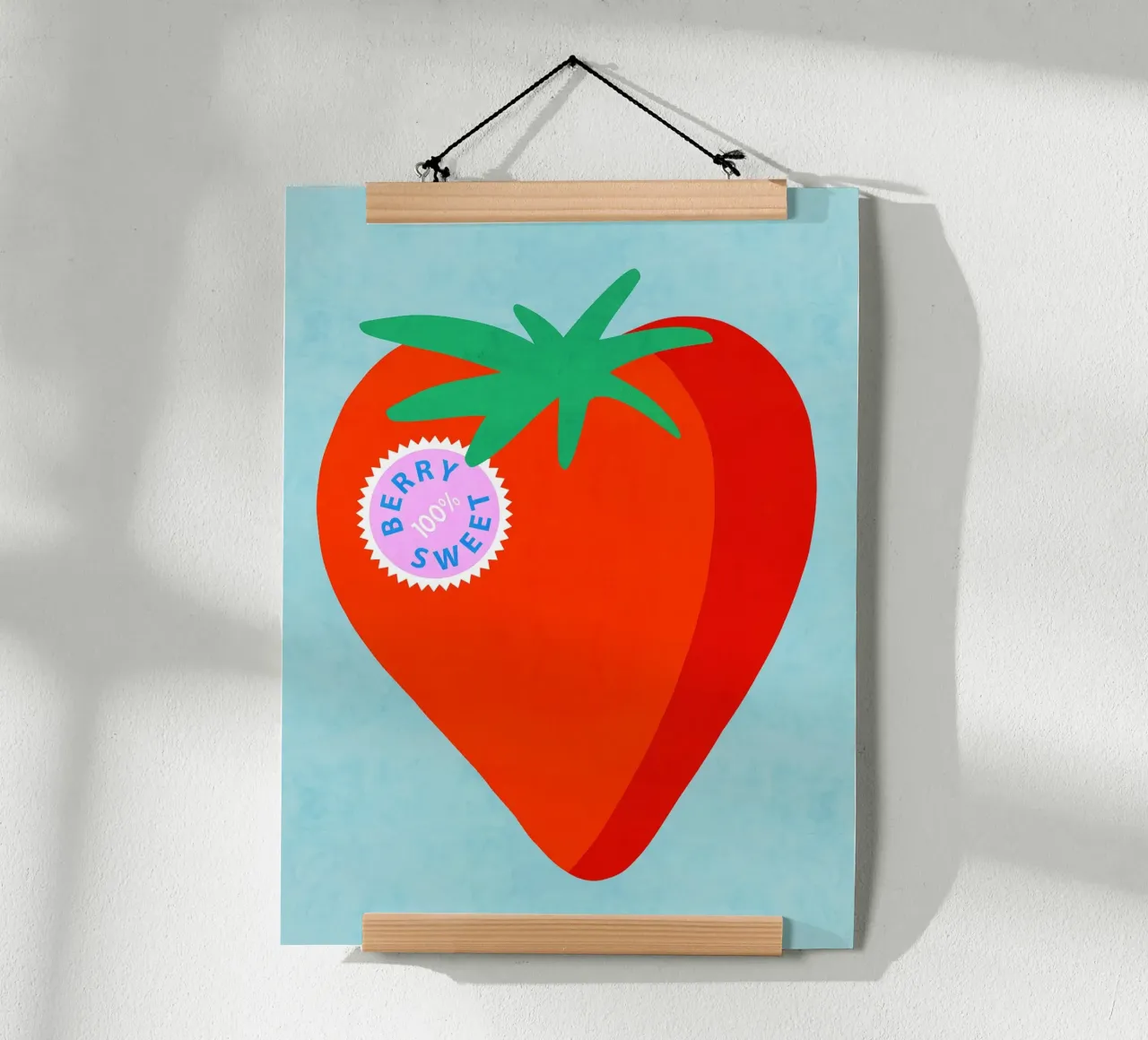 Fragola grande con etichetta punzonata "Berry Sweet". poster con telaio in alluminio da Dominique Vari