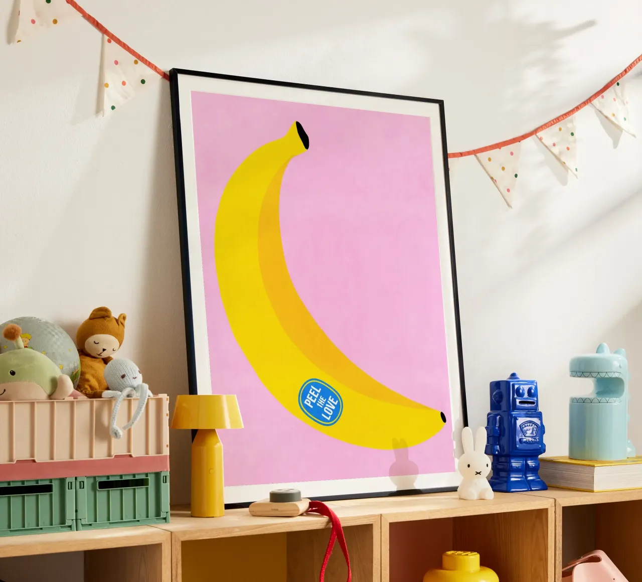 Banana grande con etichetta del gioco di parole "Peel the Love". poster da Dominique Vari