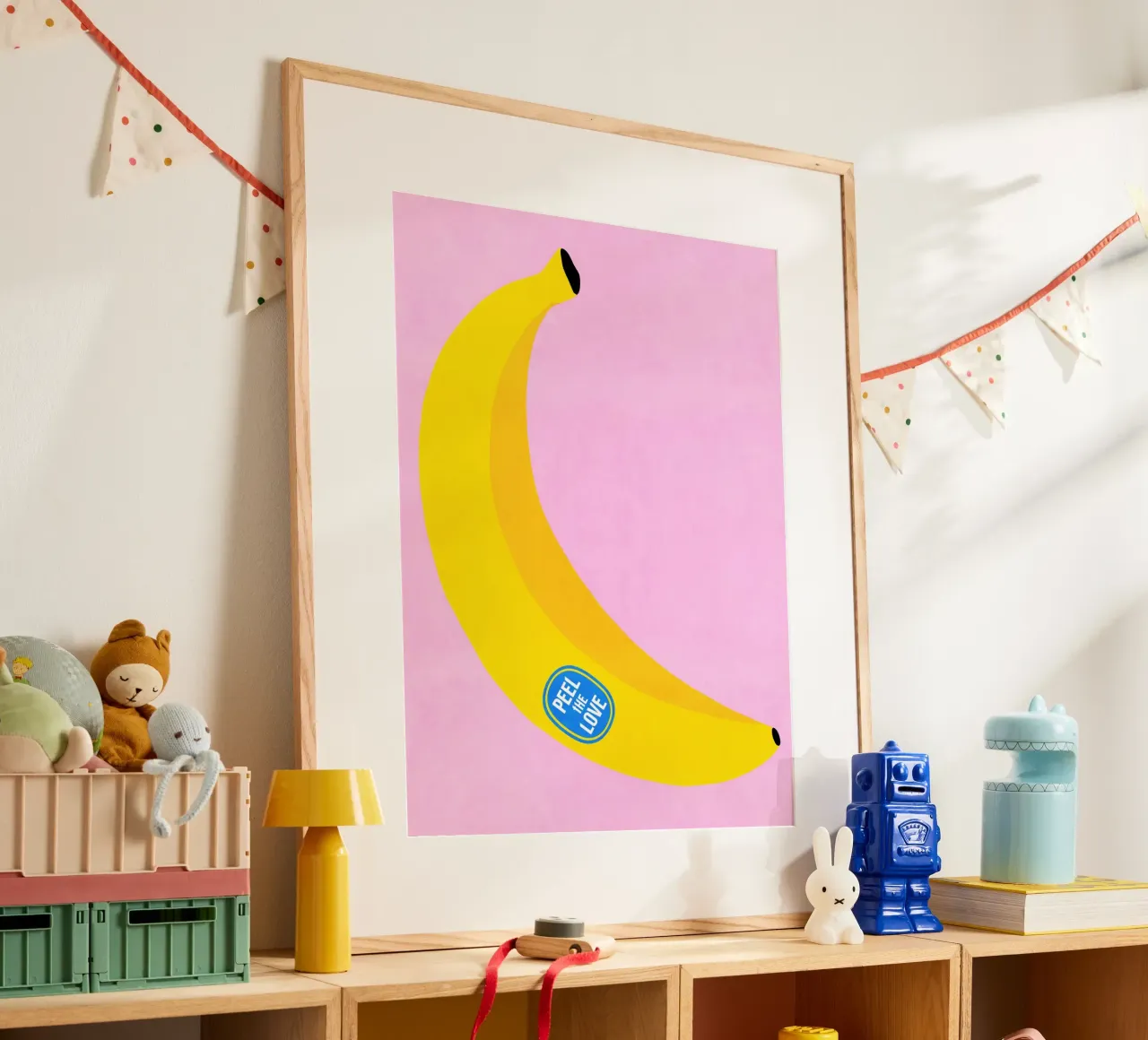 Banana grande con etichetta del gioco di parole "Peel the Love". poster da Dominique Vari