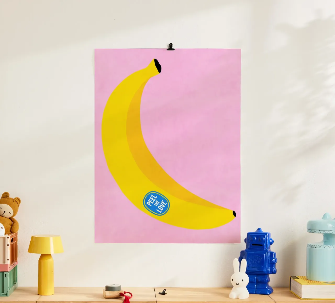Banana grande con etichetta del gioco di parole "Peel the Love". poster da Dominique Vari