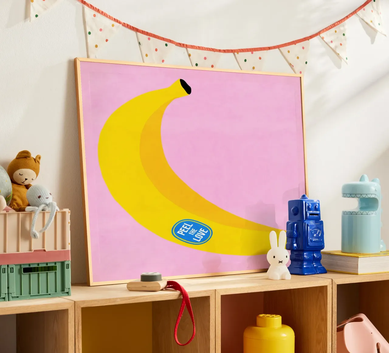 Banana grande con etichetta del gioco di parole "Peel the Love". poster da Dominique Vari