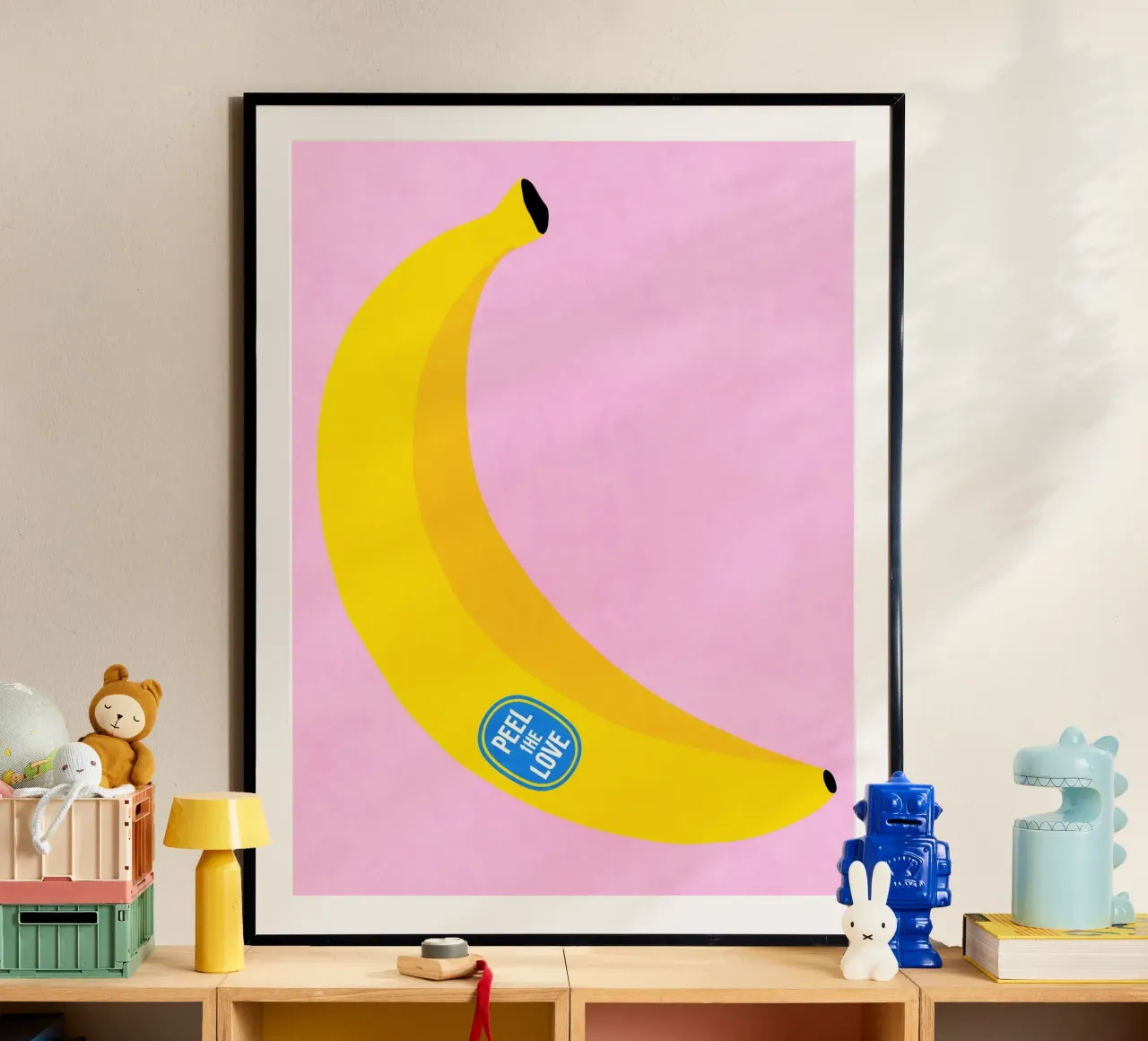 Banana grande con etichetta del gioco di parole "Peel the Love". poster da Dominique Vari