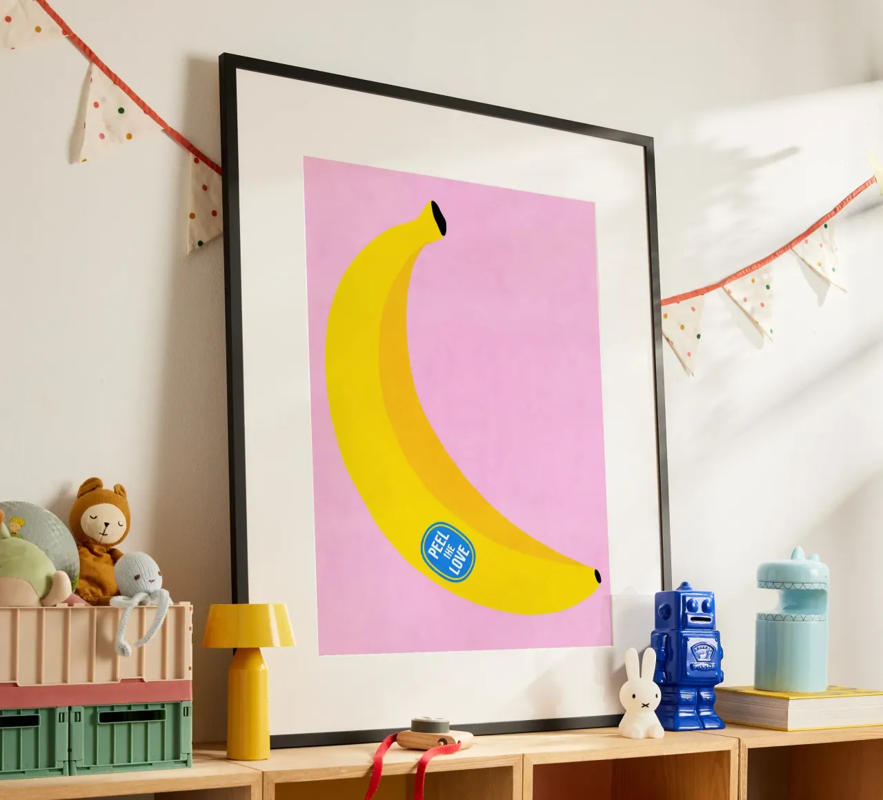 Banana grande con etichetta del gioco di parole "Peel the Love". poster da Dominique Vari