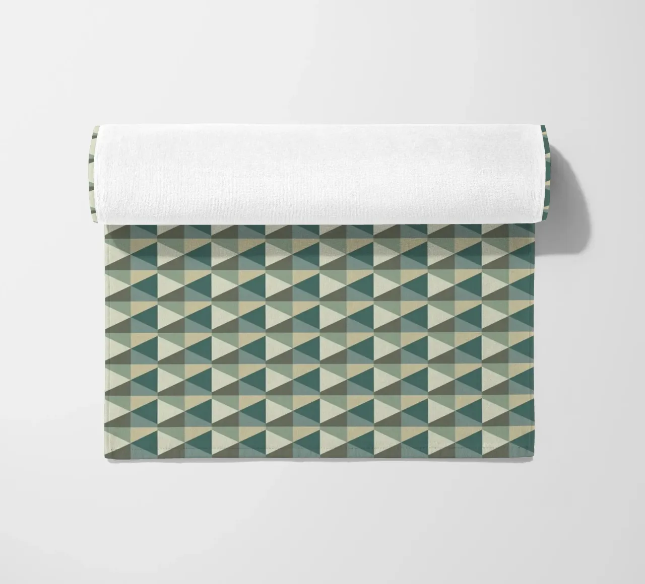 Motif pyramidal géométrique vert var 2 serviette de plage de Little Dean