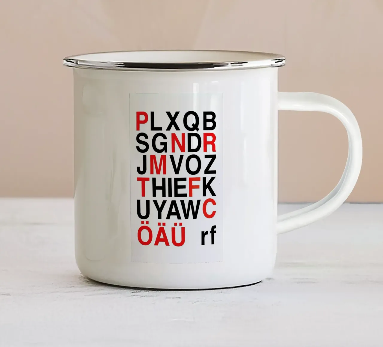 Alphabet Neon Red And Black tazza in smalto da Rosi Feist
