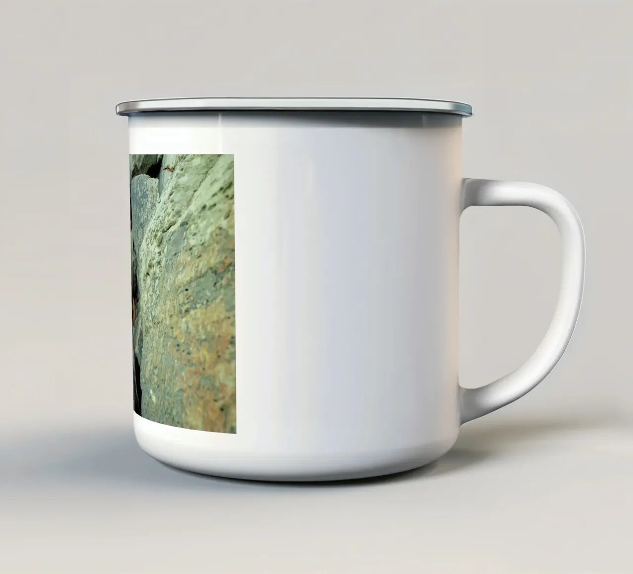Awareness tazza in smalto da Matevž Kosterov