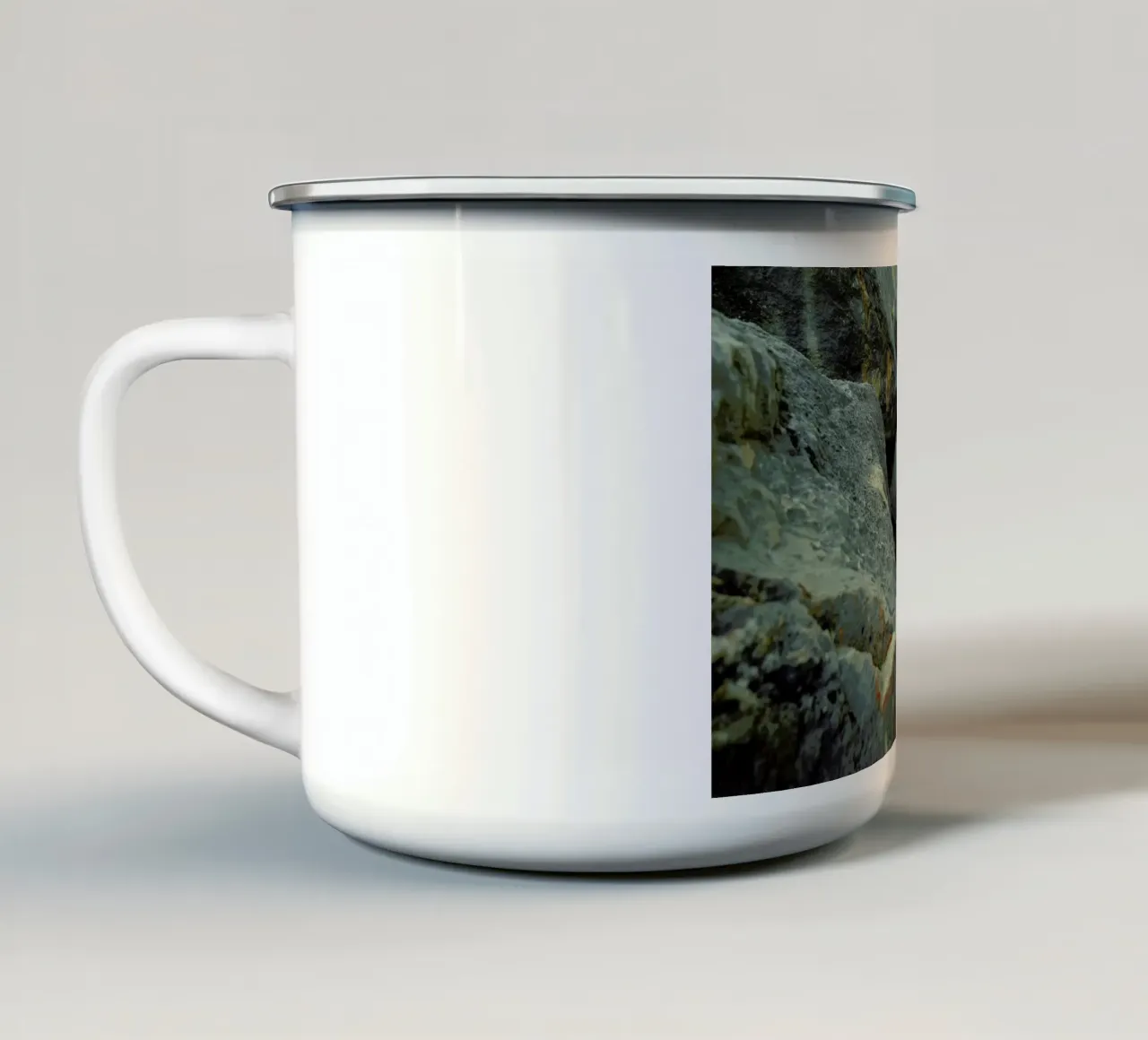 Awareness tazza in smalto da Matevž Kosterov