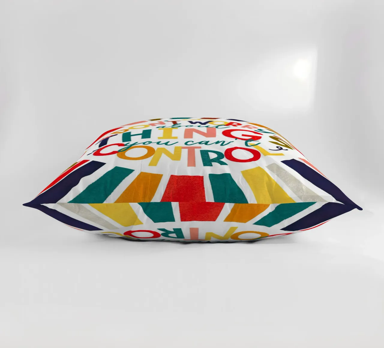 "Don't Worry" Motivational Quote Art Print - Colorful Rays cuscino da showmemars