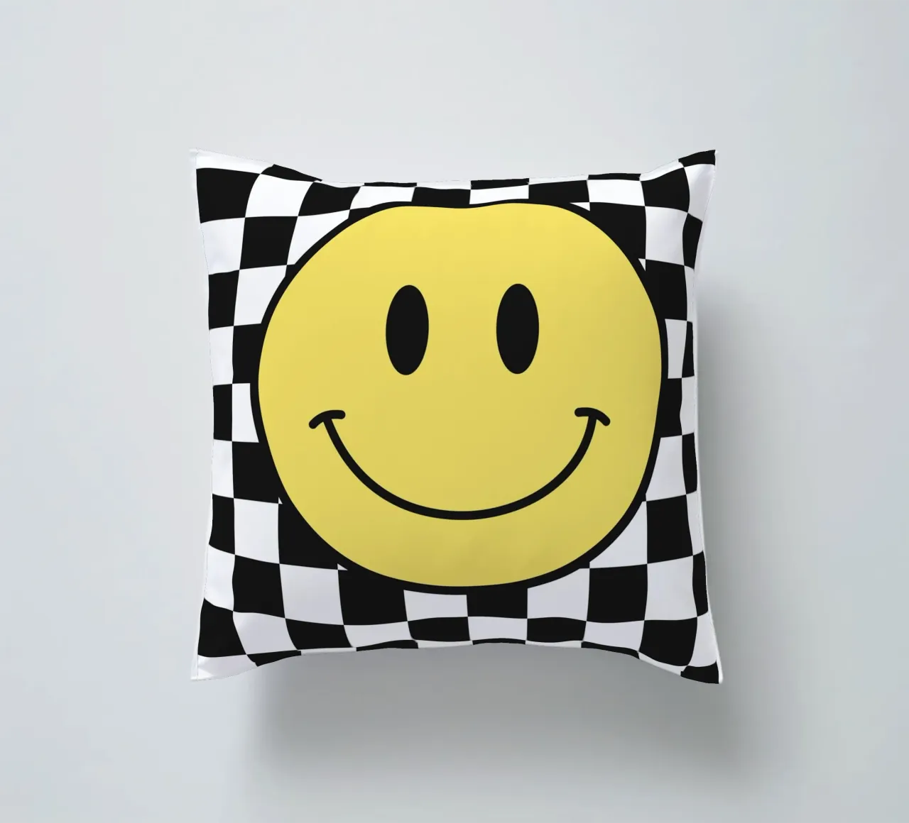 Smiley, motivo a scacchiera in bianco e nero cuscino da Paigaam Studio