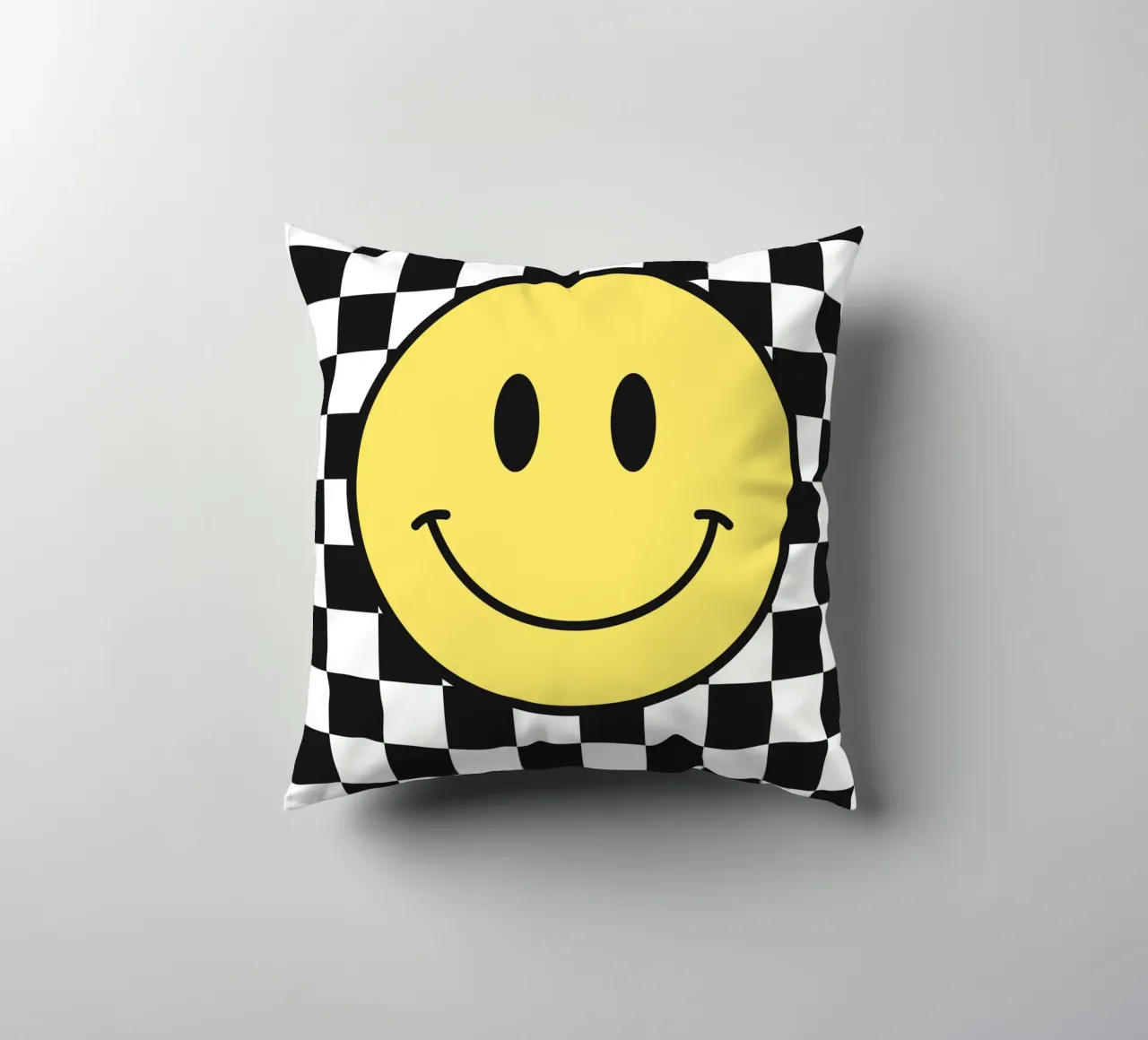 Smiley, motivo a scacchiera in bianco e nero cuscino da Paigaam Studio