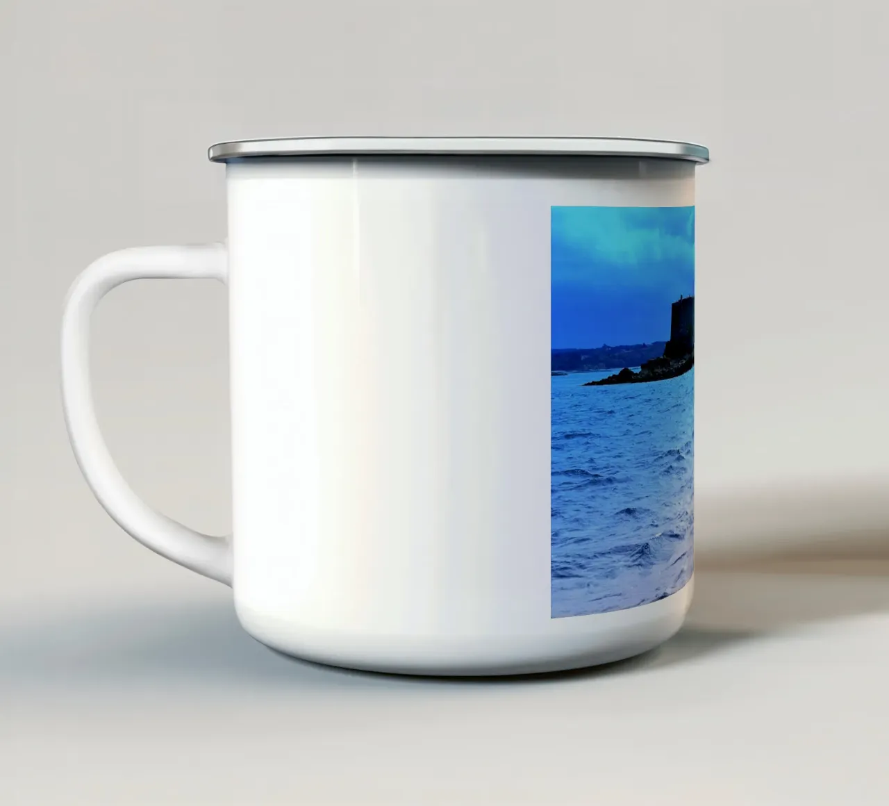 FAA228 CHATEAU DU TAUREAU MORLAIX FRANCIA tazza in smalto da Thierry vobmann photography