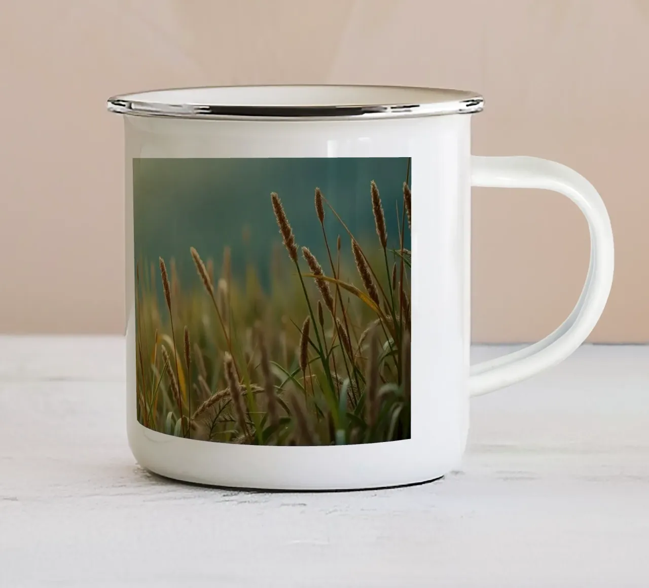 L'erba dorata ondeggia dolcemente nella brezza su una collina tazza in smalto da DesignDoodle