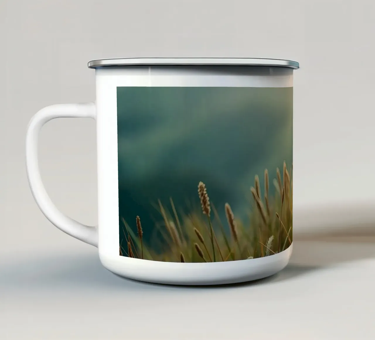 L'erba dorata ondeggia dolcemente nella brezza su una collina tazza in smalto da DesignDoodle