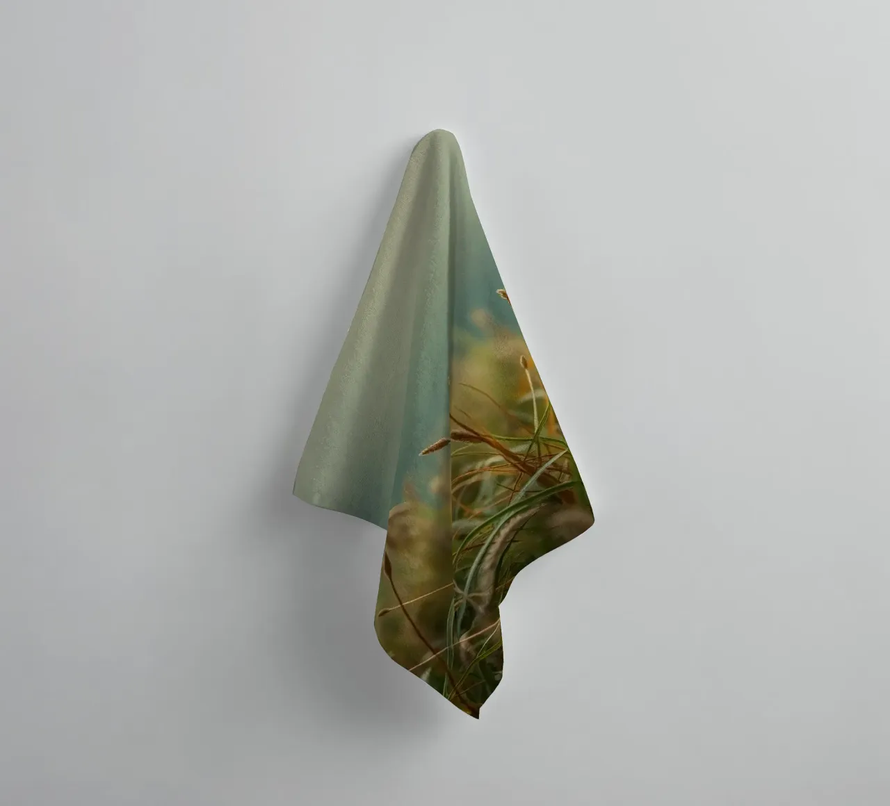 L'herbe dorée se balance doucement dans la brise sur le flanc d'une colline serviette de bain de DesignDoodle