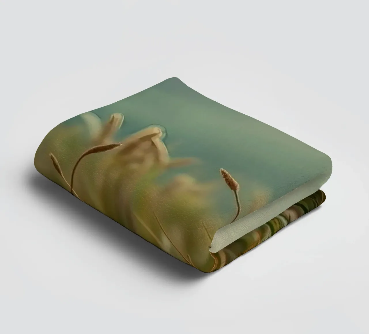 L'herbe dorée se balance doucement dans la brise sur le flanc d'une colline serviette de bain de DesignDoodle