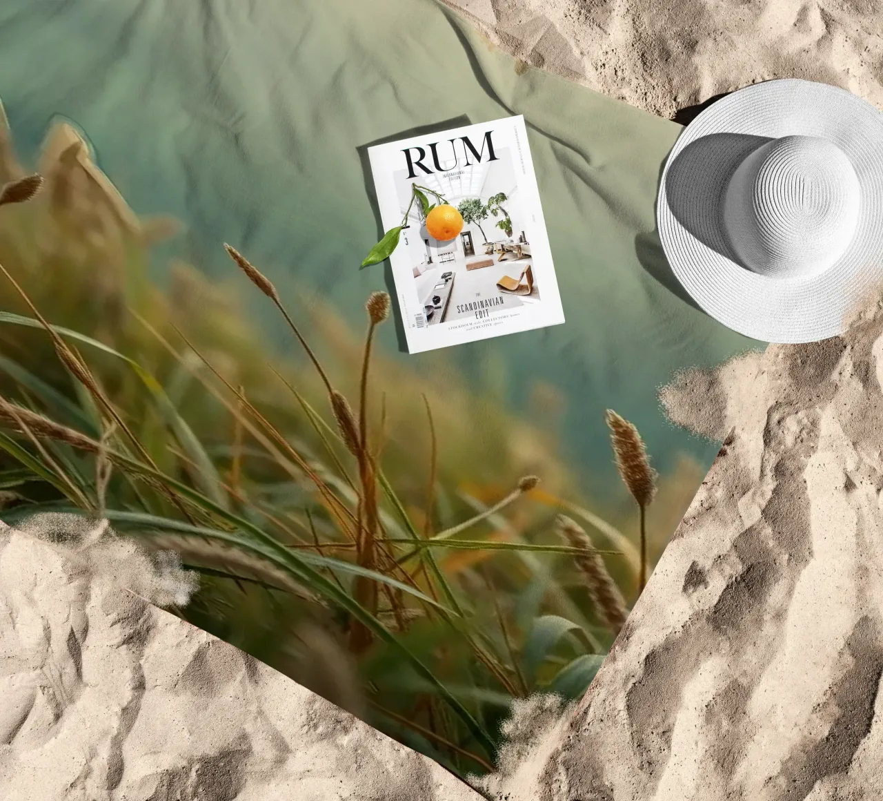 L'herbe dorée se balance doucement dans la brise sur le flanc d'une colline serviette de plage de DesignDoodle