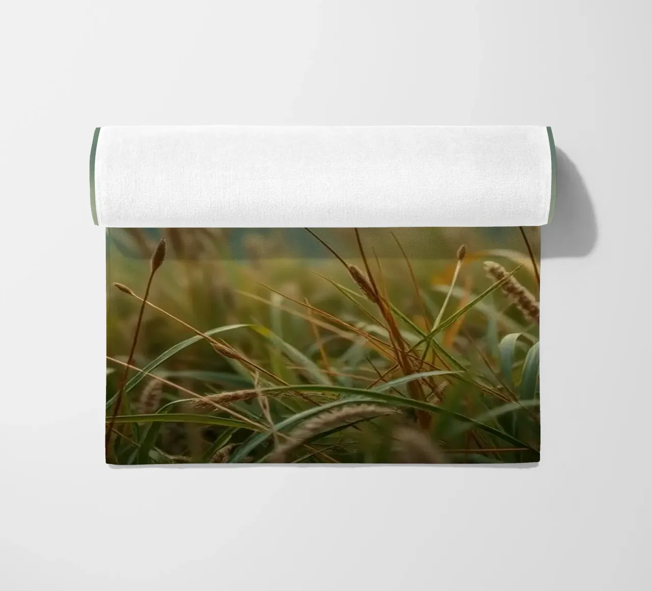L'herbe dorée se balance doucement dans la brise sur le flanc d'une colline serviette de plage de DesignDoodle