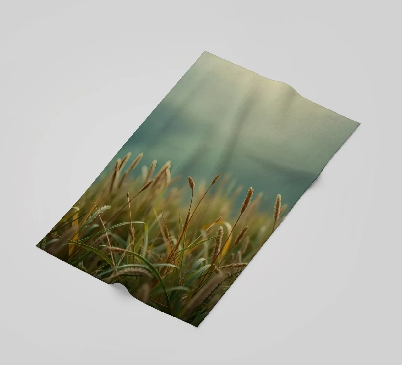 L'herbe dorée se balance doucement dans la brise sur le flanc d'une colline serviette de plage de DesignDoodle