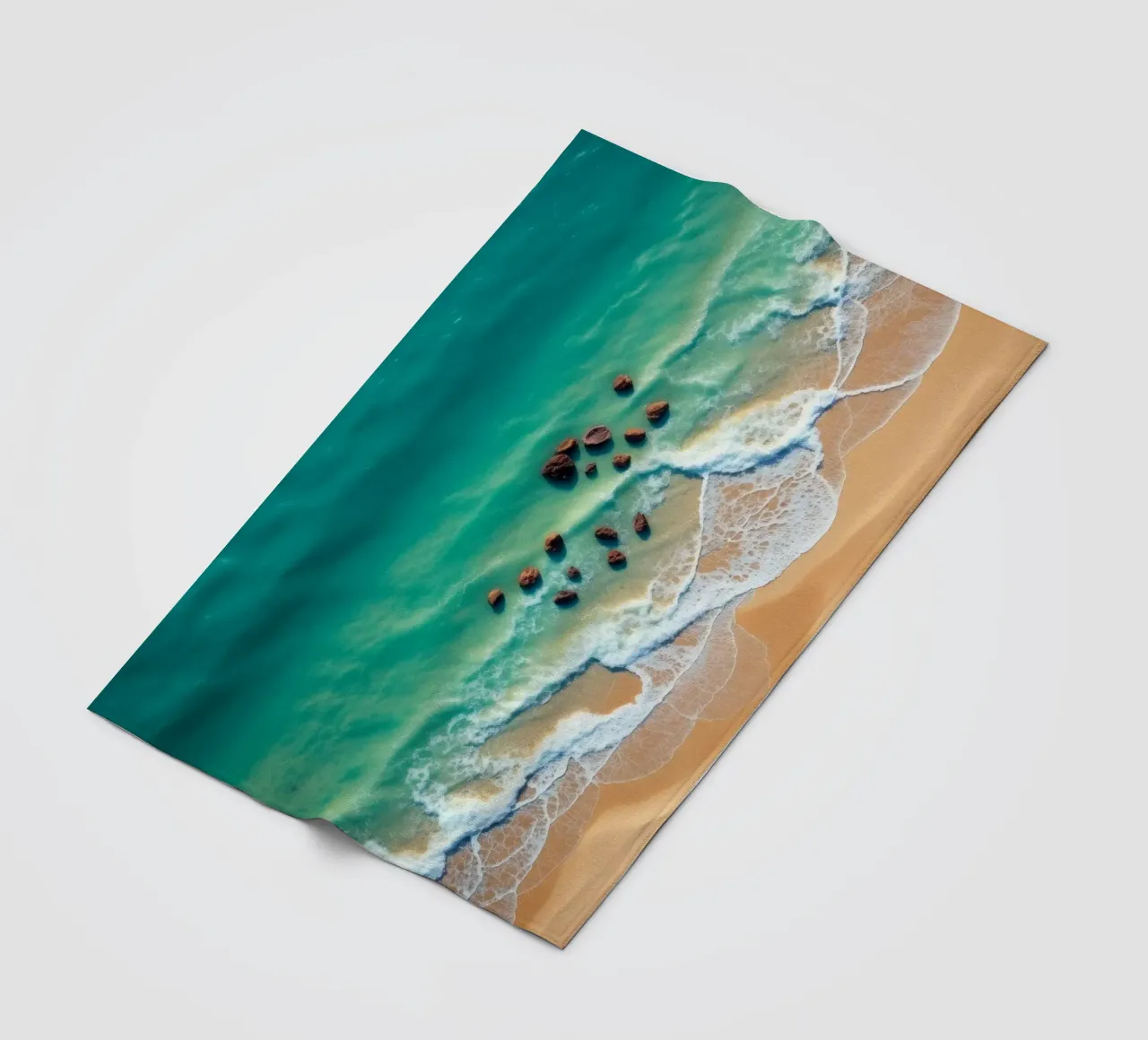 Splendido litorale con acqua limpida e turchese, spiaggia sabbiosa coperta in pile da DesignDoodle