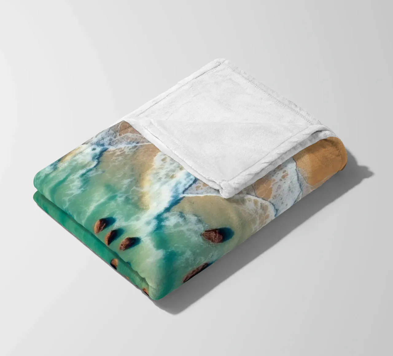 Splendido litorale con acqua limpida e turchese, spiaggia sabbiosa coperta in pile da DesignDoodle