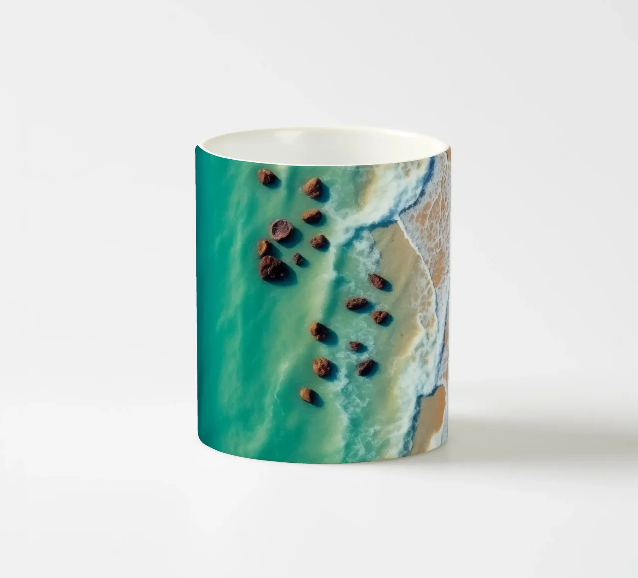 Splendido litorale con acqua limpida e turchese, spiaggia sabbiosa tazza in ceramica da DesignDoodle