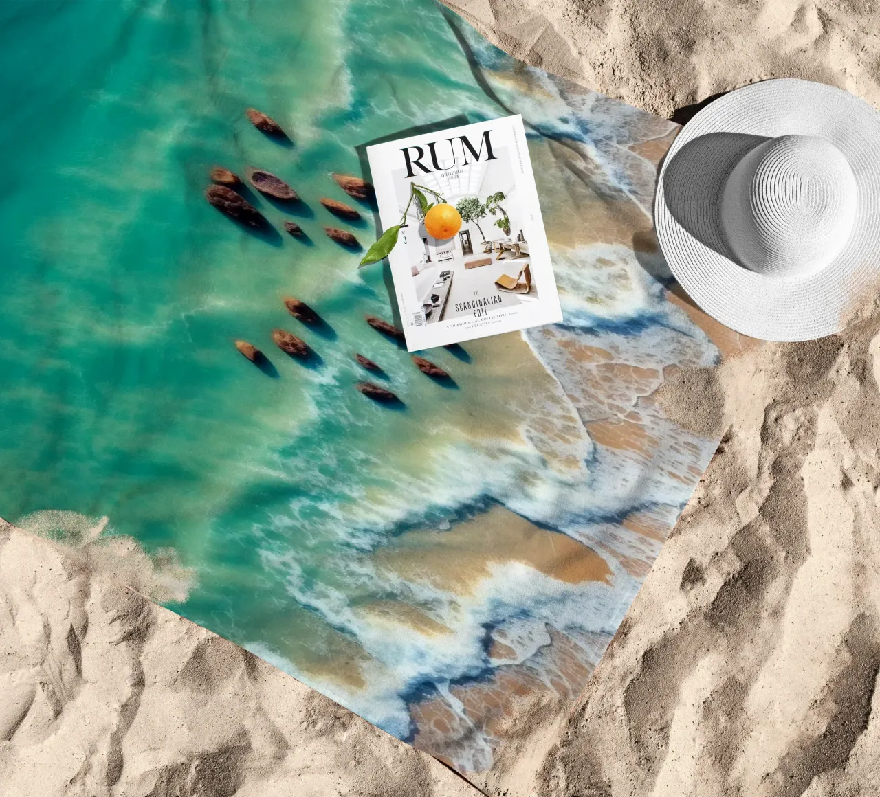 Splendido litorale con acqua limpida e turchese, spiaggia sabbiosa telo mare da DesignDoodle