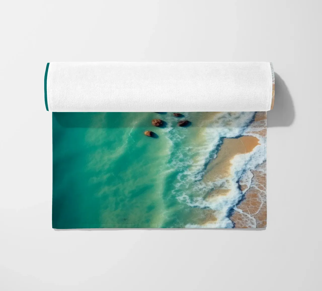 Splendido litorale con acqua limpida e turchese, spiaggia sabbiosa telo mare da DesignDoodle