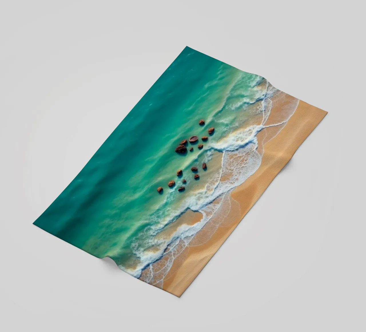 Splendido litorale con acqua limpida e turchese, spiaggia sabbiosa telo mare da DesignDoodle