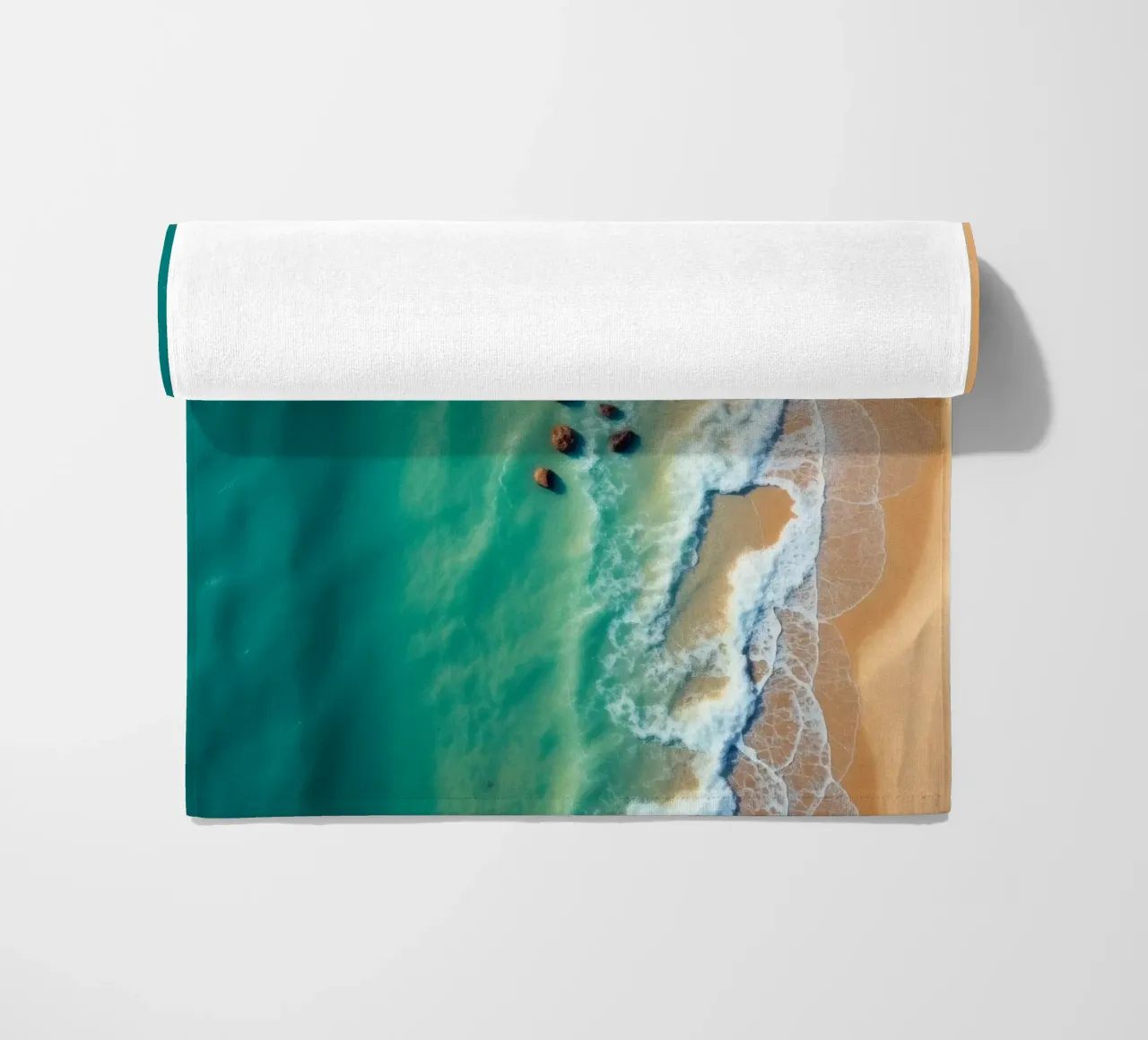 Splendido litorale con acqua limpida e turchese, spiaggia sabbiosa telo mare da DesignDoodle