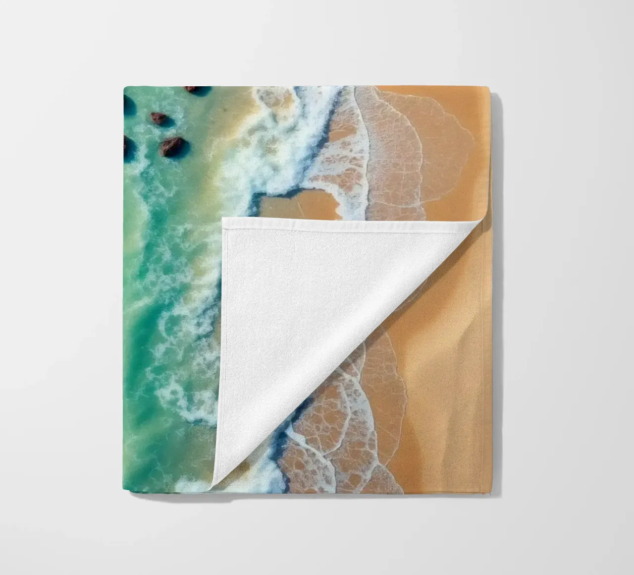 Splendido litorale con acqua limpida e turchese, spiaggia sabbiosa telo mare da DesignDoodle