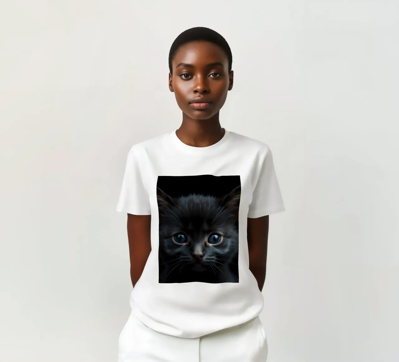 Un mystérieux chaton noir aux yeux bleus saisissants regarde l'intention t-shirt de DesignDoodle