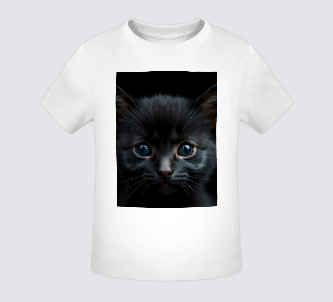Un mystérieux chaton noir aux yeux bleus saisissants regarde l'intention t-shirt pour bébé de DesignDoodle