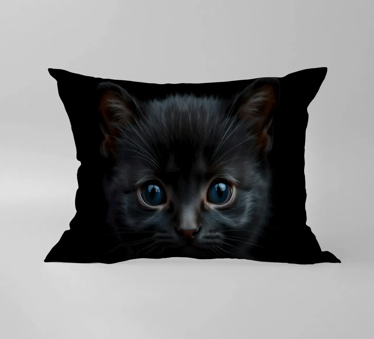 Un mystérieux chaton noir aux yeux bleus saisissants regarde l'intention coussin de DesignDoodle