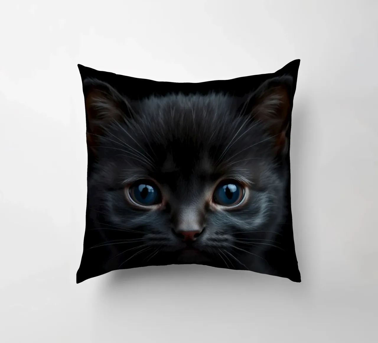 Un mystérieux chaton noir aux yeux bleus saisissants regarde l'intention coussin de DesignDoodle