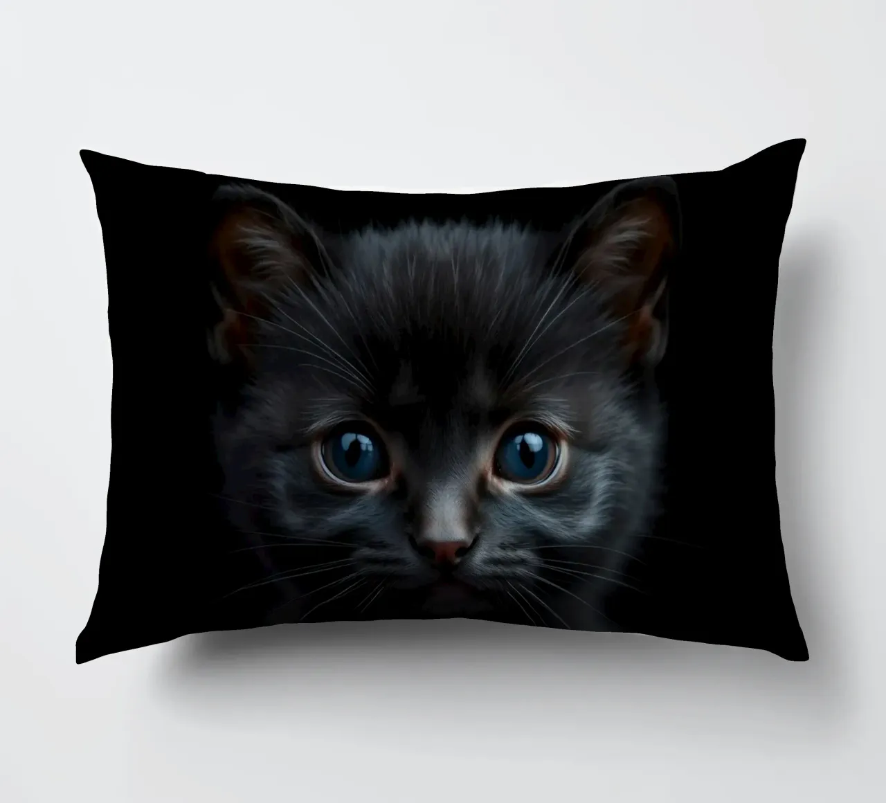 Un mystérieux chaton noir aux yeux bleus saisissants regarde l'intention coussin de DesignDoodle