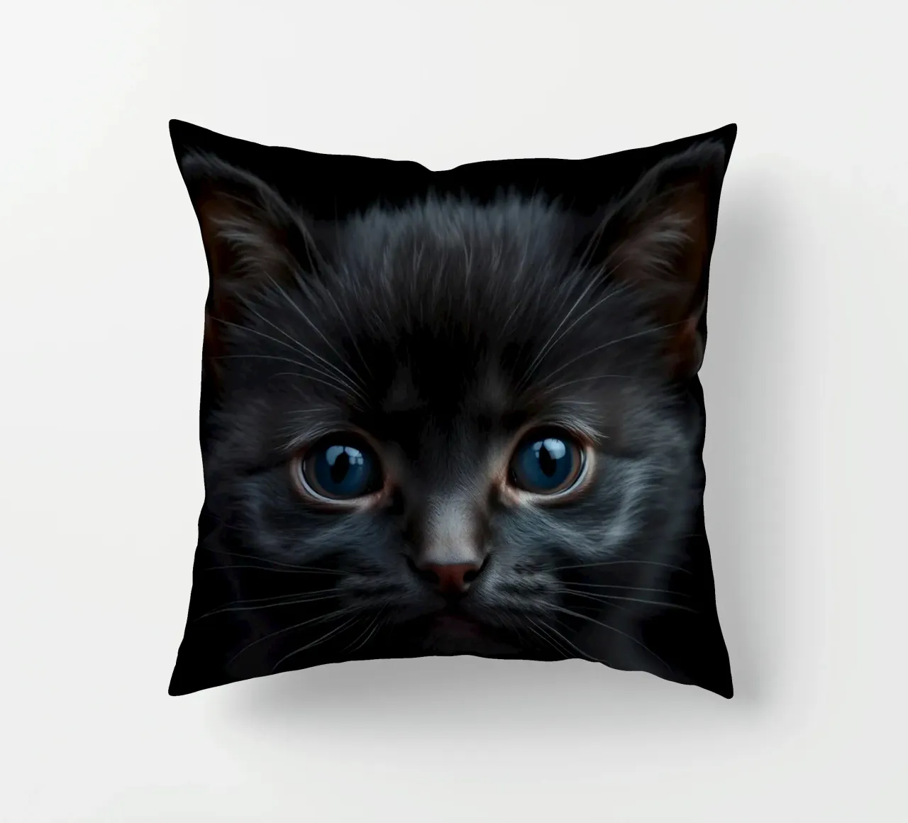 Un mystérieux chaton noir aux yeux bleus saisissants regarde l'intention coussin de DesignDoodle
