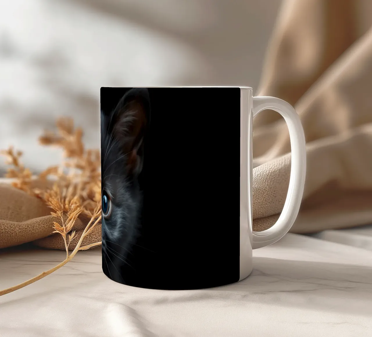 Un mystérieux chaton noir aux yeux bleus saisissants regarde l'intention mug en céramique de DesignDoodle