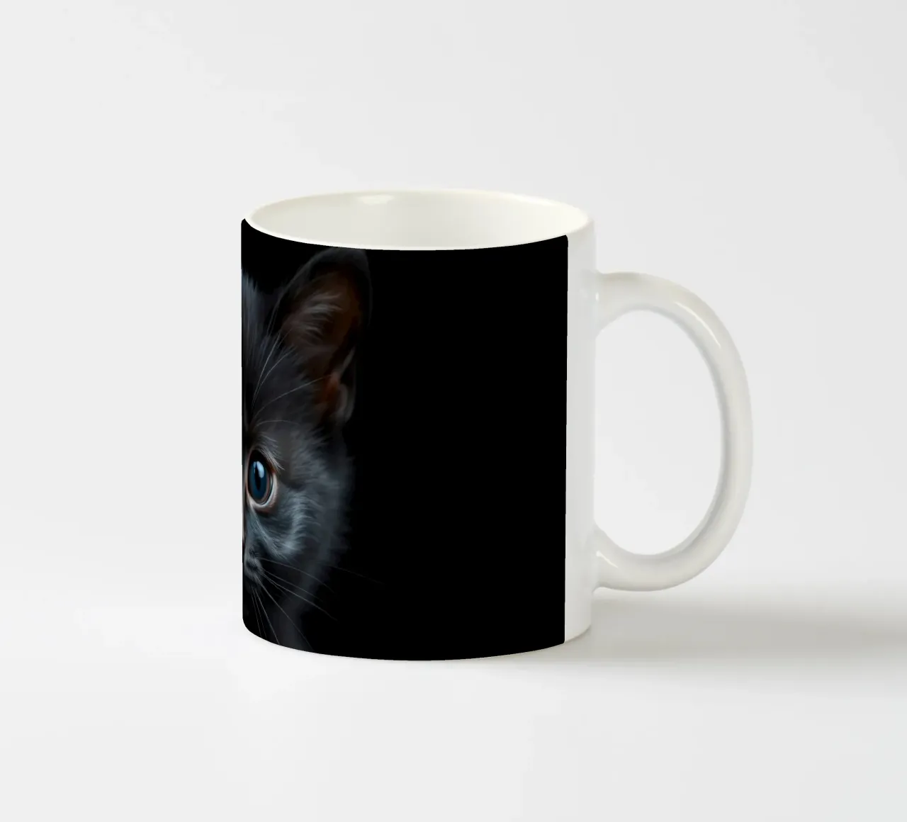 Un mystérieux chaton noir aux yeux bleus saisissants regarde l'intention mug en céramique de DesignDoodle