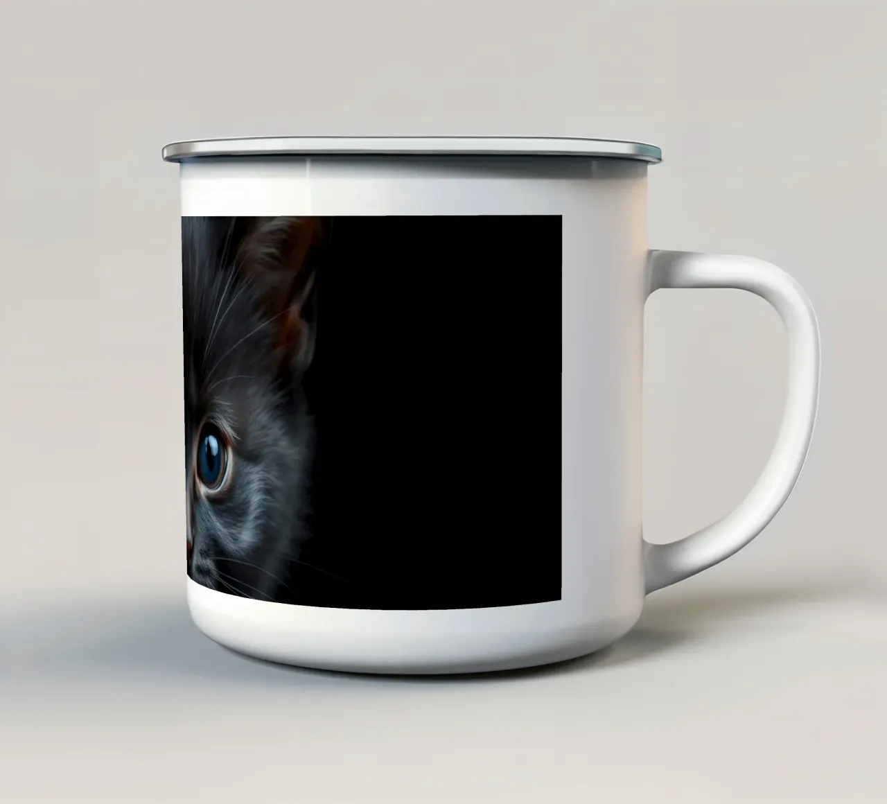 Un mystérieux chaton noir aux yeux bleus saisissants regarde l'intention mug en émail de DesignDoodle
