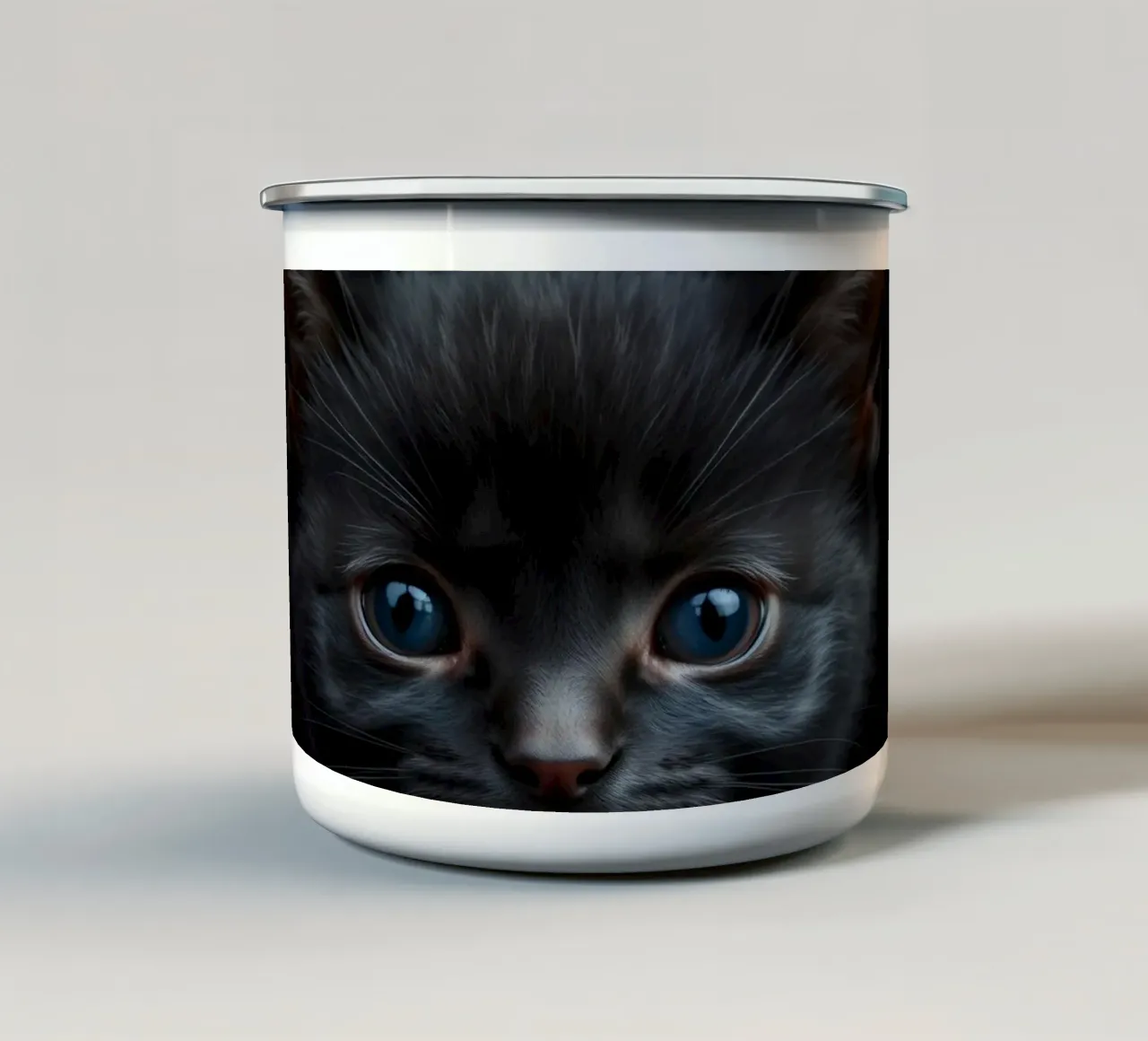 Un mystérieux chaton noir aux yeux bleus saisissants regarde l'intention mug en émail de DesignDoodle