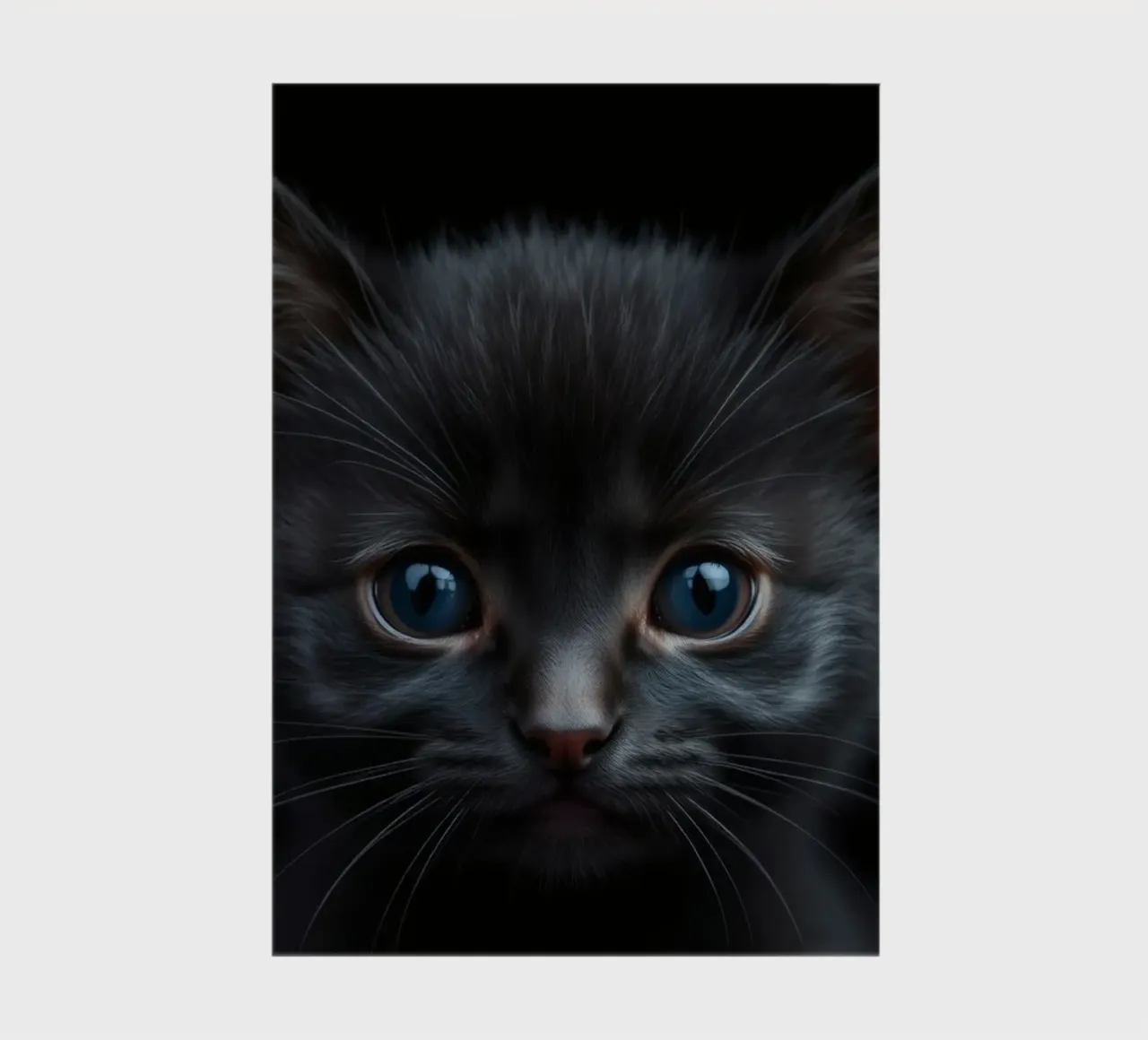 Un mystérieux chaton noir aux yeux bleus saisissants regarde l'intention carnet de notes de DesignDoodle