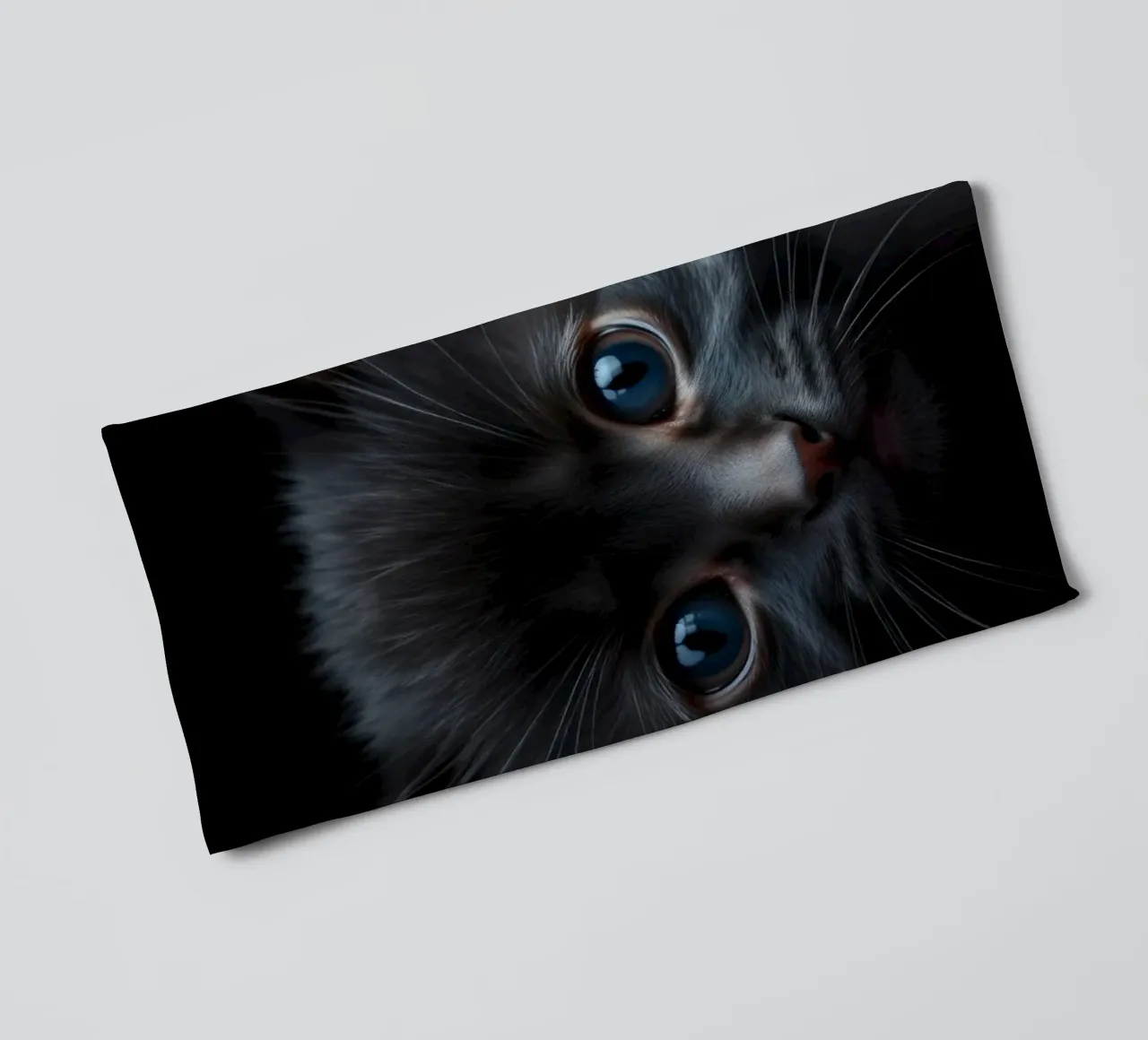 Un mystérieux chaton noir aux yeux bleus saisissants regarde l'intention serviette de bain de DesignDoodle