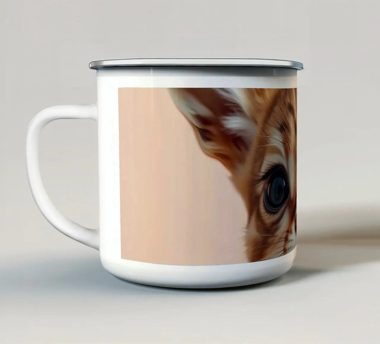 Animale giovane e carino con grandi occhi e grandi orecchie in posa tazza in smalto da DesignDoodle