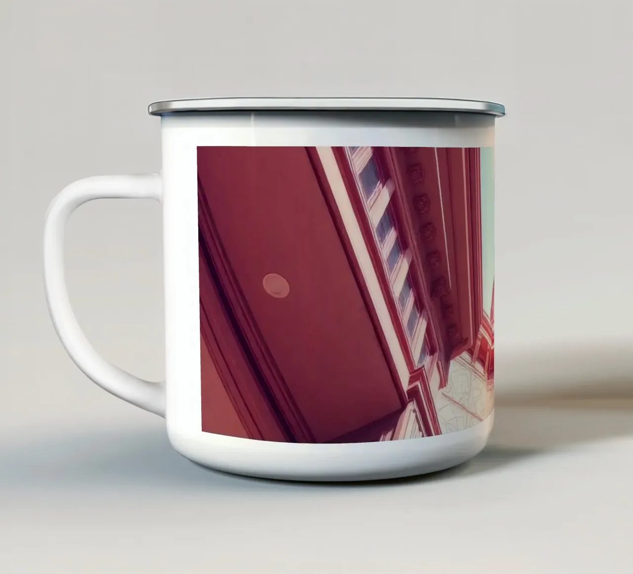 Splendida architettura rosa con dettagli di design intricati tazza in smalto da DesignDoodle